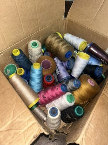 Balış üzləri: Qutu ilə tikiş sapları dəsti - Müxtəlif rənglərdə bobbin/çöxrə tipli — 1