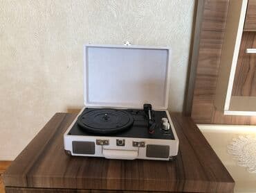 старинные напольные часы для дома: Yeni patefon val oxudan. Retro dizaynlı, müasir funksiyalara sahib — 4