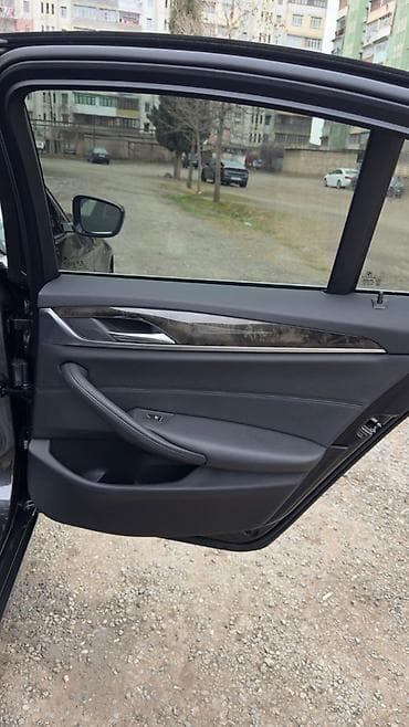 oka maşin: BMW 530: 2 l | 2018 il Sedan — 9