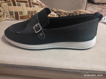 fitnes üçün qadın krosovkaları: Ağ rəngli qalın dabanı olan, qara rəngdə unisex loaferlər. Ayaqqabının — 4