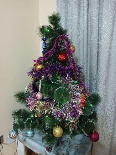 şaxta baba corabı: Yeni il üçün bəzədilmiş süni şam ağacı - Təxminən orta ölçülü süni — 2