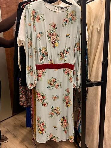 - Qadın paltarı - Model: Uzun, düz kəsim, dairəvi yaxa - Rəng: Açıq