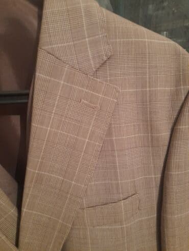 Kişi kostyumu – klassik qəfəslı (plaid) naxışlı, açıq qəhvəyi/bej