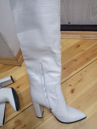 qadın sapaşkileri: Ağ rəngli qadın çəkməsi – dizə qədər, kərəkimi (krokodil) teksturalı — 3