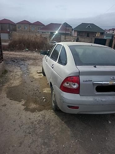 ford transit muherrik: Lada Priora sedan, gümüşü rəng. - Kuzov: 4 qapı, tam ölçülü baqaj — 5