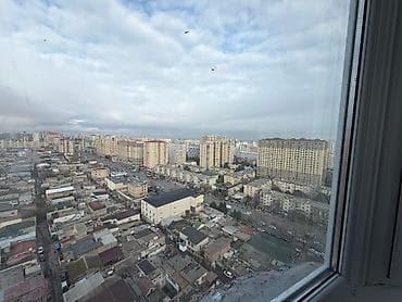 квартиры в баку с видом на море: Təsvir: - Şəhər mənzərəsinə geniş panoramalı pəncərələri olan işıqlı — 2