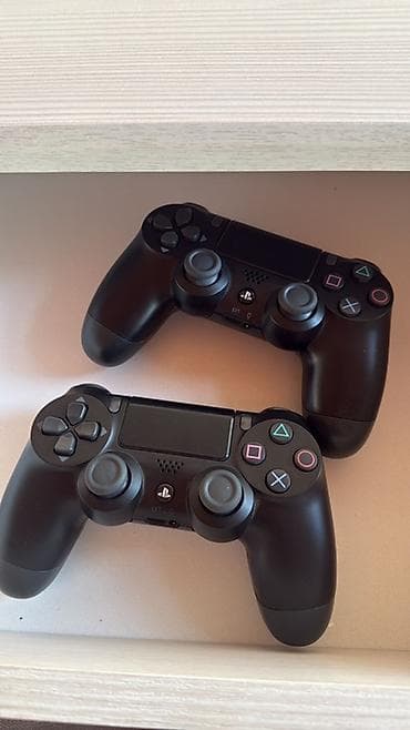 PlayStation 4 Slim konsolu + 2 ədəd DualShock 4 kontrolçusu Məhsulun