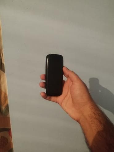 Sadə düyməli mobil telefon uzun müddət zaryatka saxlayir sesinde