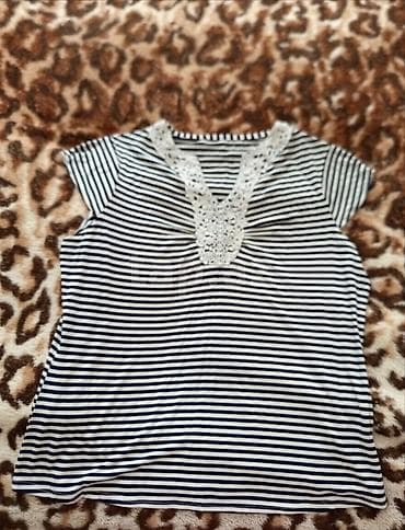 şort: Zolaqlı qadın bluzu - Dizayn: Ağ-qaranlıq eninə zolaqlar, V formalı — 1