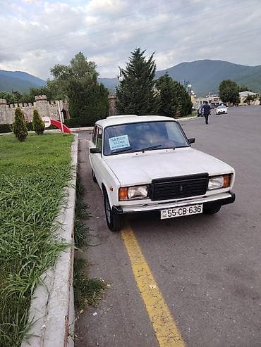 VAZ 2107 sedan – ağ rəng, benzinlə işləyir, arxa ötürücülü. Klassik