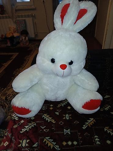 toy quşu: Böyük ölçülü yumşaq oyuncağ – dovşan - Rəng: ağ, qırmızı detallarla — 1