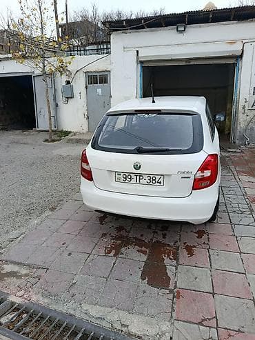 moto bak: Skoda Fabia Combi, ağ rəng, universal kuzov. Əsas xüsusiyyətlər: - — 2
