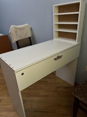 İşlənmiş, Manikür üçün masa, Güzgüsüz