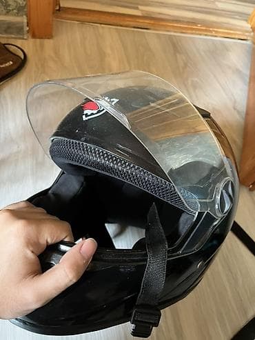 Moto dəbilqə – tam üz (full-face) tipli, qara rəng. Xüsusiyyətlər: - — 4