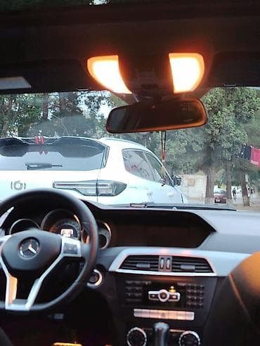 kompressor teh: Mercedes-Benz C-Class sedan (C250 emblemli), ağ rəng. Xüsusiyyətlər — 7
