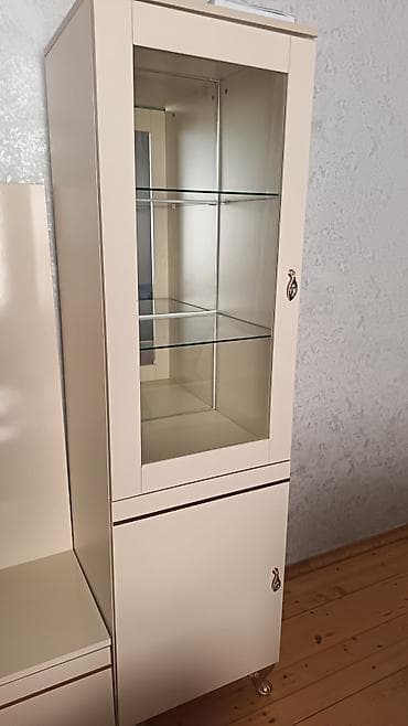 Salm şəkildə görünən Şüşəli vitrin şkaf dır - Rəng: krem/bej 1ci lalafo.az -da Salm şəkildə görünən Şüşəli vitrin şkaf dır - Rəng: krem/bej 1ci