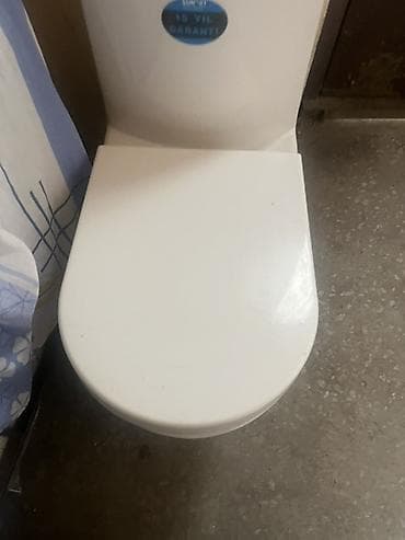 Süni markalı kombo unitaz (baklı), üst qapaqlı. - Material: sanitar