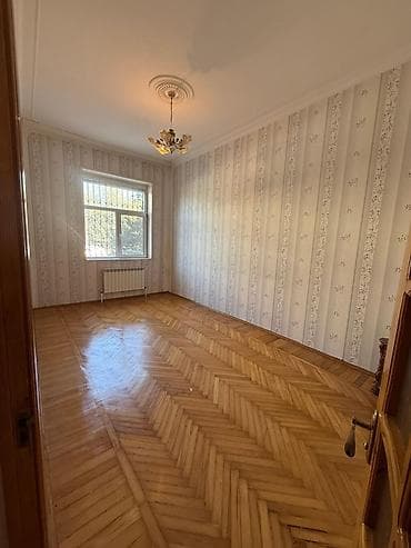 celilabadda kiraye evler: 26cı məhəllər 4/1 orta ev 3otaq stalinka kirayə verilir Evdə — 10