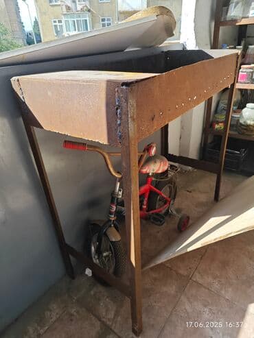 tekerli mangal: Dəmir manqal. İstənilən məkanda rahatlıqla istifadə edilə bilər. Dəmir — 9