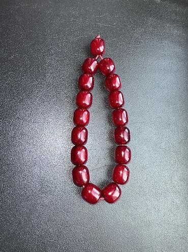 Yüksək keyfiyyətli,cəlbedici vişnə rəng Sıxma kəhraba satılır.Təsbeh