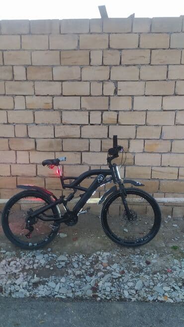 təzə velosipedlər: Dağ tipli velosiped – qara mat rəng, işıqlarla təchiz olunmuş — 2