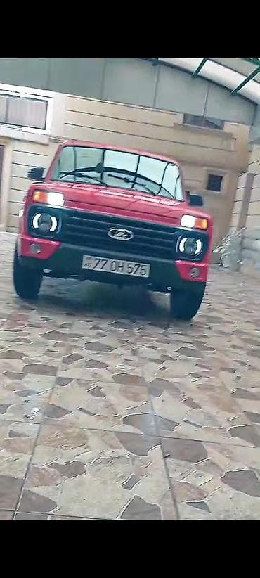 lada 09: LADA Niva (VAZ 2121) – parlaq qırmızı rəngdə şəhər və off-road üçün — 2