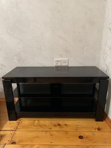 ekran sekileri: Düz TV altlığı, Polkalı — 1