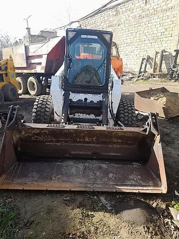kompressor teh: Bobcat S220 skid steer yükləyici Xüsusiyyətlər: - Model: Bobcat S220 — 4