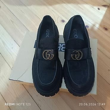 loafer: Qara rəngdə klassik loafer üslubunda ayaqqabı. - Üst hissə: toxuma — 1