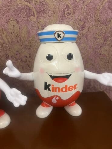 uşaqlar üçün anqara papaqları: İki ədəd “Kinder” personajı. Birinin başında qırmızı kepka, digərinin — 2