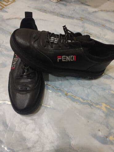 qaçış üçün qadın krosovkaları: Qara rəngli kişi krossovkası - Model: üzərində “FENDI/FENO1” yazılı — 4