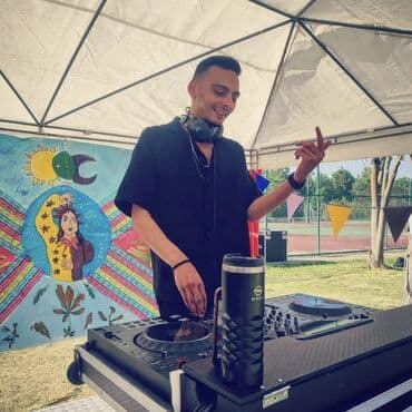 rus dilinde tercüme: Dj xidməti Türkiyənin məhşur festival və məkanlarının DJ'i. Janrlar — 1