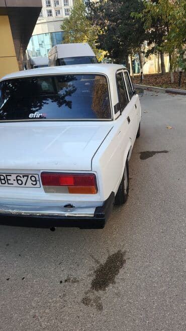 jiquli: Vaz 2107, ağ rəngli sedan Texniki xüsusiyyətlər: - Ban tipi: sedan, 4 — 2