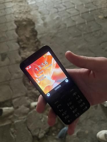 Sadə düyməli mobil telefon Xüsusiyyətlər: - Rəngli ekran