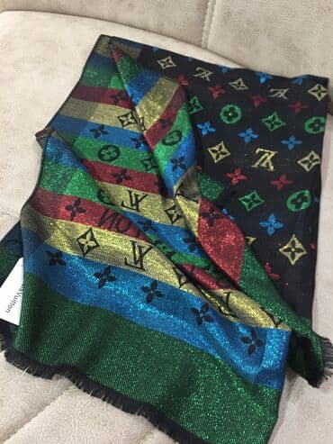 baş daşı qiymətləri: Brend şərflərin və yaylıqların replikası, qiymətlər 25 manatdan — 9