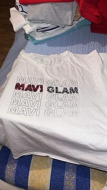 Qadın T‑şörtləri – 2 ədəd brend 1) Mavi Glam ağ T‑şört - Rəng: ağ -