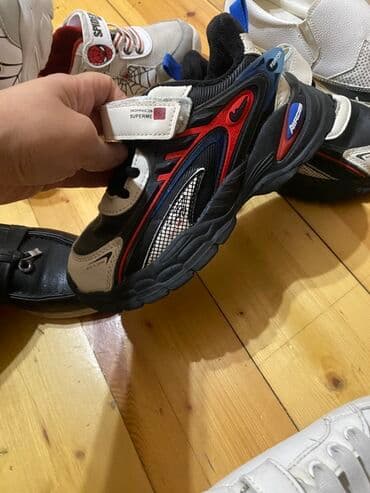 qebelend ters ev: Uşaq ayaqqabıları dəsti - Ağ idman ayaqqabısı: ağ üst, üç qara zolaq — 5