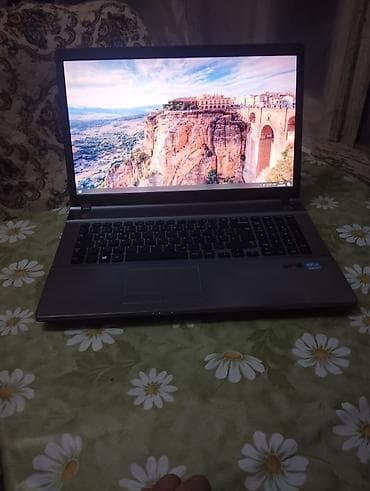dell i7: 17.3" ekranlı noutbuk Texniki göstəricilər: - Ekran: 17.3" — 2