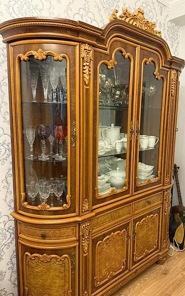 carpayi taxt: Klassik üslubda taxta vitrin-bufet - Material: təbii ağac və — 2
