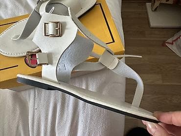 Ağ rəngli qadın sandal. Minimalist dizayn, nazik düz altlıq və rahat