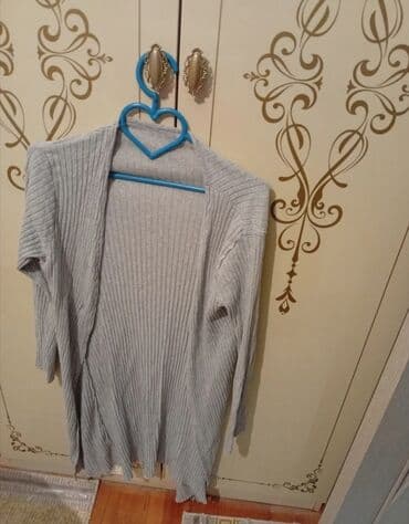 Qadın geyimləri: Qadın geyim dəsti 1) Qəhvəyi qısaqol paltar: - Dizayn: sinə — 3