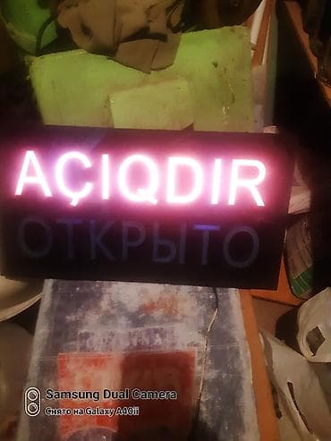 led slim: Qara fonda olan LED "Açıqdır" lövhəsi. Yuxarı hissədə çəhrayı işıqla — 1