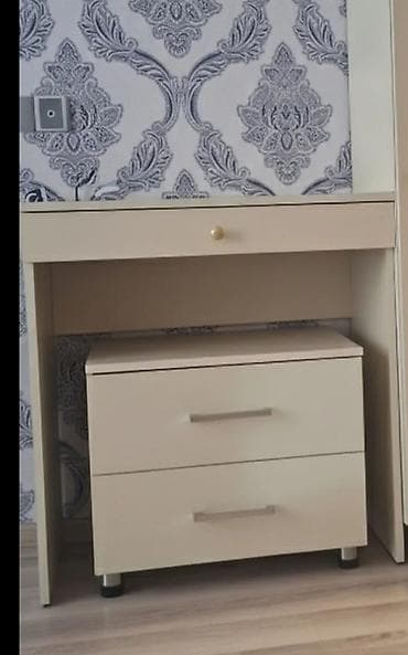 2 ədəd mebel bir yerdə.termoyazı masası.tumba,tumbuçka. hec bir