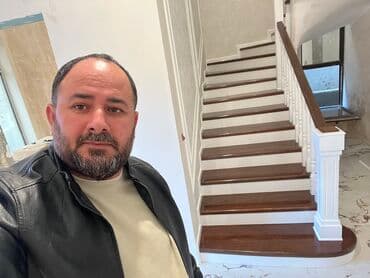 söküntü taxtalar: Taxta pilləkən, ağ rəngdə dirəkləri və qəhvəyi rəngdə pillələri ilə — 2