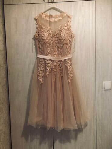 çiçəkli ətəklər: Zərif kokteyl/gecə geyimi – açıq şaftalı/bej rəngində. - Model — 3