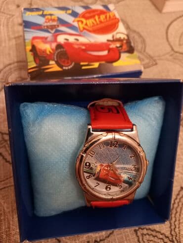 tünd qırmızı rənfli məktəbli forması: Uşaq saatı 3 manat. Qutuda — 2