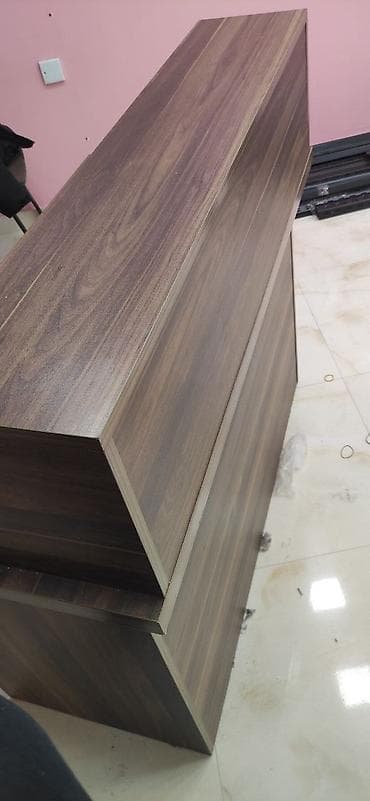 Офисная мебель на заказ: Ofis resepsiyon/iş masası – qəhvəyi ağac teksturalı MDF-laminate — 5