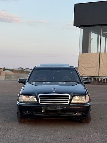 bmw m3 e92: Mercedes-Benz C-Class: 2.4 l | 1998 il Sedan — 2