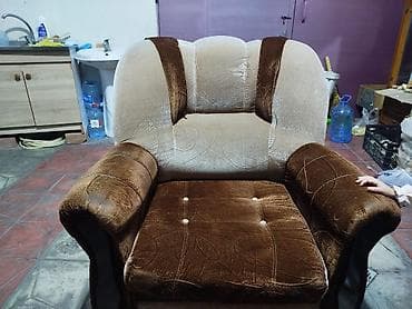 Kreslo-kravat, Parça