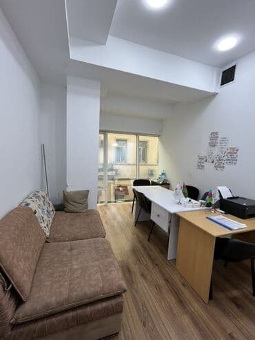 Ofis/iş otağı icarəsi üçün təqdim olunur. Xüsusiyyətlər: - Şəhər